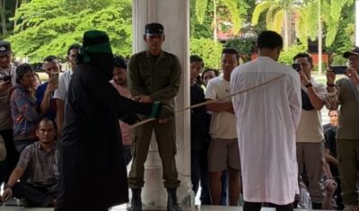 Langgar Qanun Aceh, 10 Pria Kota Langsa di Cambuk Depan Umum