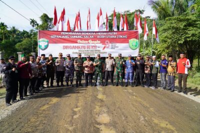 Danrem 011/LW melaksanakan kegiatan pengibaran Bendera Merah Putih sepanjang 17 KM di gunung salak kabupaten Aceh Utara.
