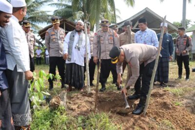 Polres Aceh Timur Tanam 50 Batang Pohon Jengkol di Dayah Bustanul Qirom
