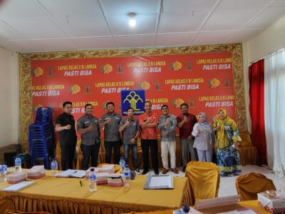 Foto bersama usai mediasi antara JMA dengan Tami Radhia Hanni di Aula Lapas Kelas II Langsa pada Kamis 26 Oktober  2023.