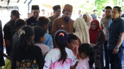 Bupati Al-Farlaky Bawa Bantuan untuk Korban Kebakaran dan Korban Rumah Tertimpa Pohon