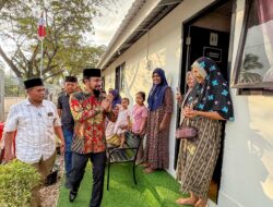 Bupati Al-Farlaky Tinjau Huntara di Blang Ni Sambil Santunan Anak Yatim