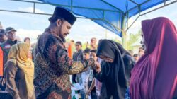 Tinjau Huntara di Banda Alam, Al-Farlaki Bantu Kursi Roda untuk Lansia