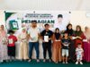 Hari pertama Masuk Sekolah Keuchik Herry Bagikan alat tulis Kepada warganya. 