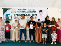 Hari pertama Masuk Sekolah Keuchik Herry Bagikan alat tulis Kepada warganya. 