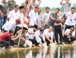 Lobi Bupati Al- Farlaky, Pembudidaya Tambak Terima Benur Udang Vaname Dari KKP